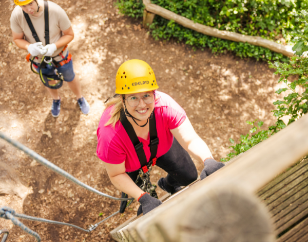 Eine Familie startete ihr Kletterabenteuer im Hochseilgarten