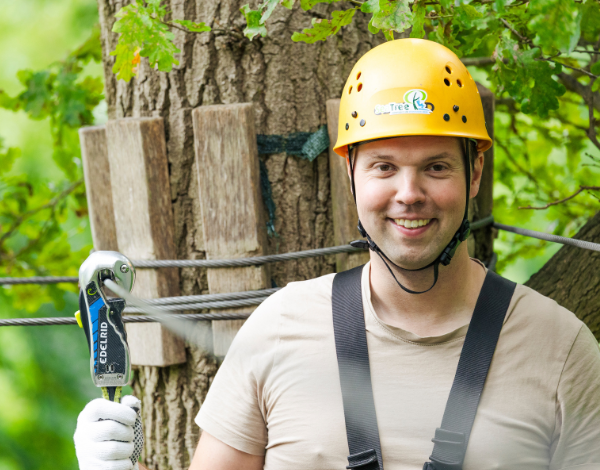 Mitarbeiter unterweist eine Jugendgruppe im Umgang mit den Sicherungssystemen