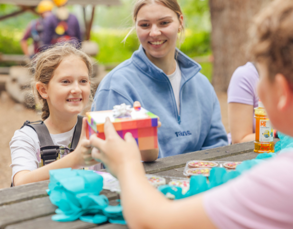 Ein Kind balanciert konzentriert auf zwei Seilen
