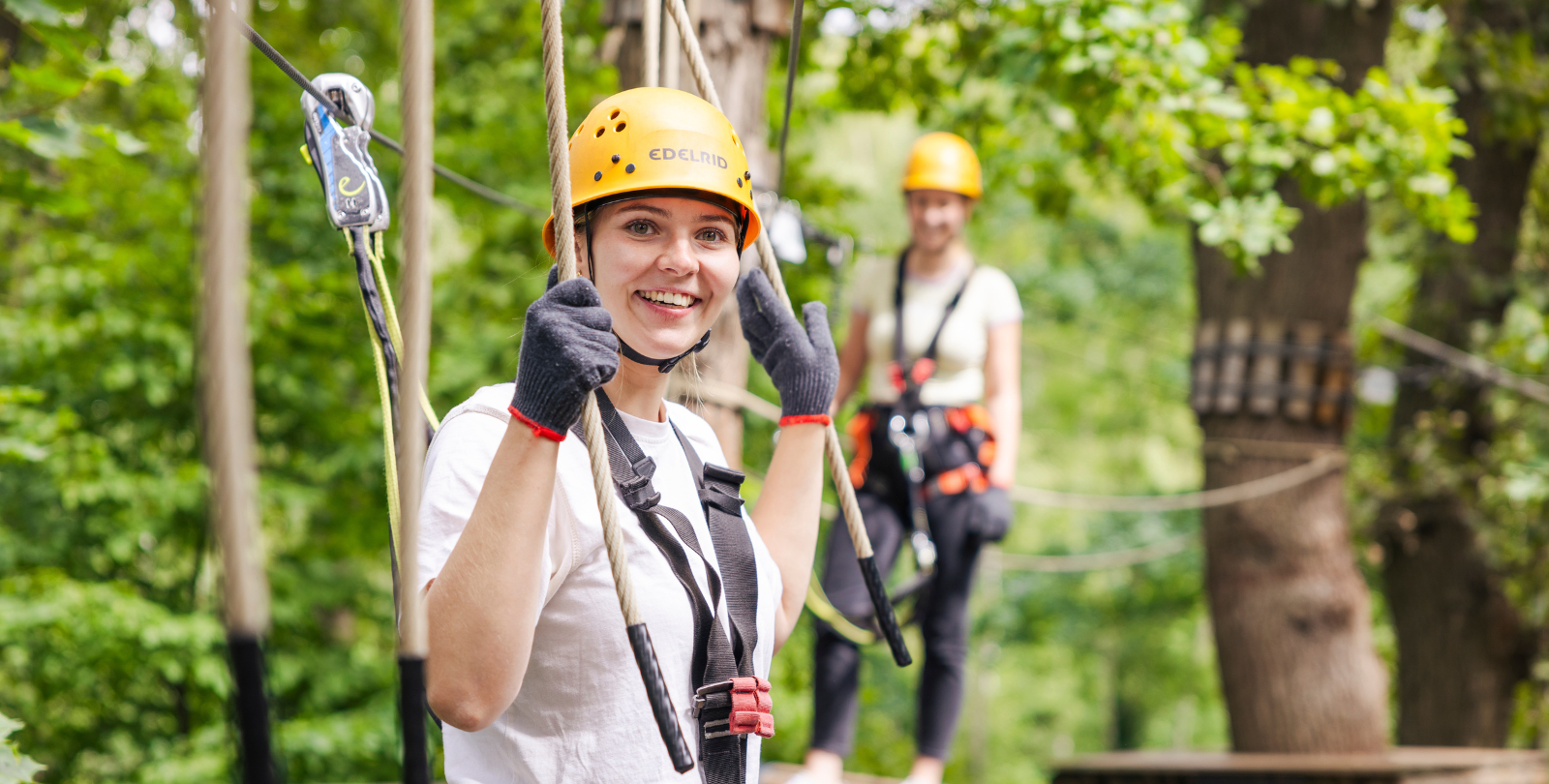 Junge Frau schaukelt auf einem Balancierelement